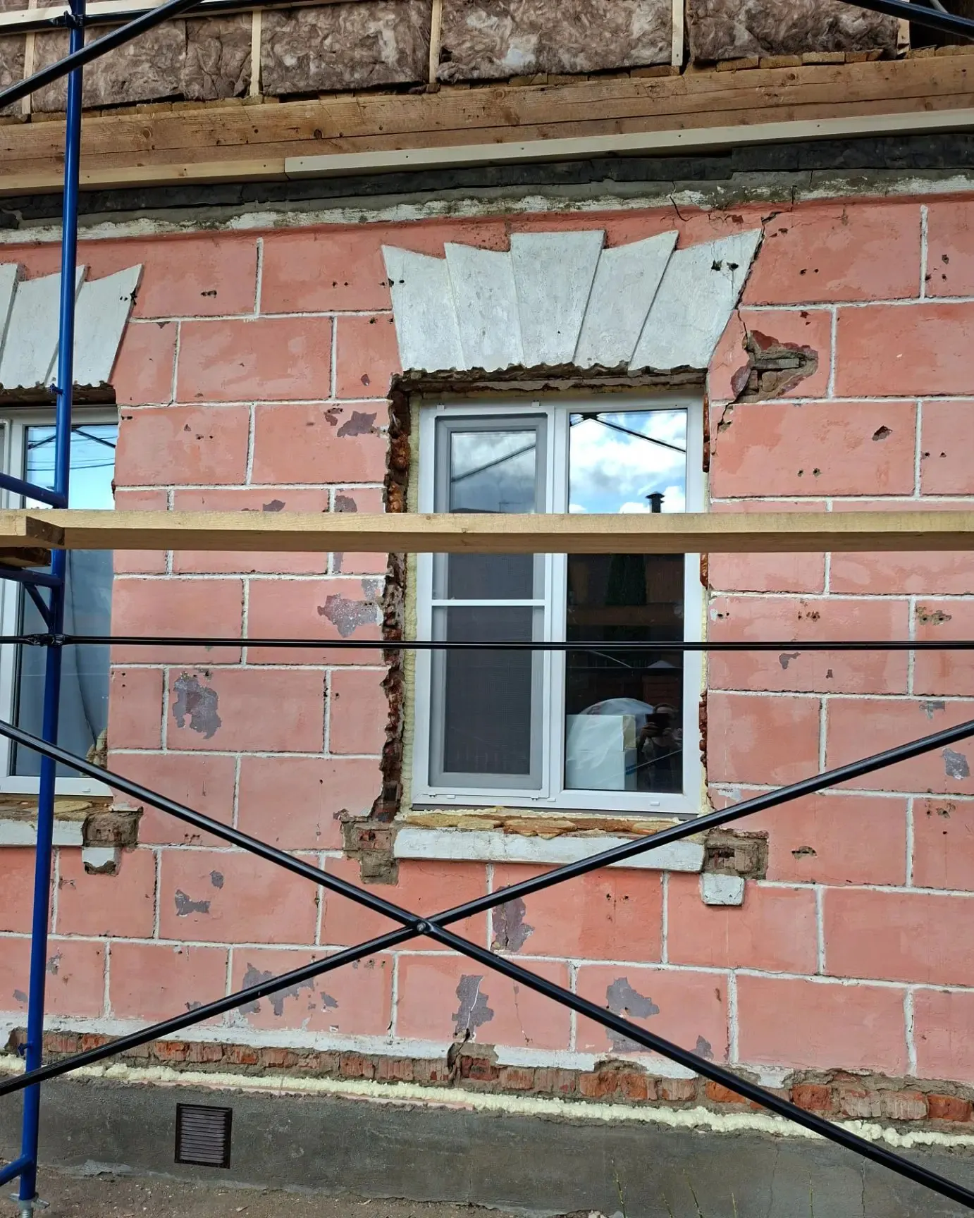 Жилой дом после падения БПЛА в округе Истра — фото 1