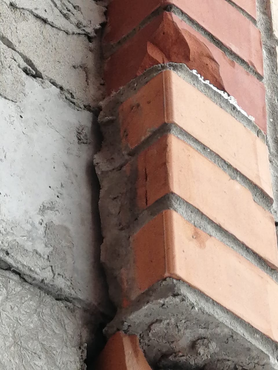 Трещина в кладке у примыкания стены